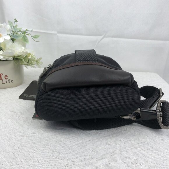 TUMI SLING BAG In black main image 4